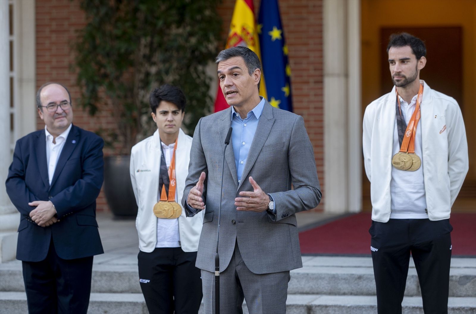 El presidente del Gobierno en funciones, Pedro Sánchez y los atletas María Pérez y Álvaro Martín