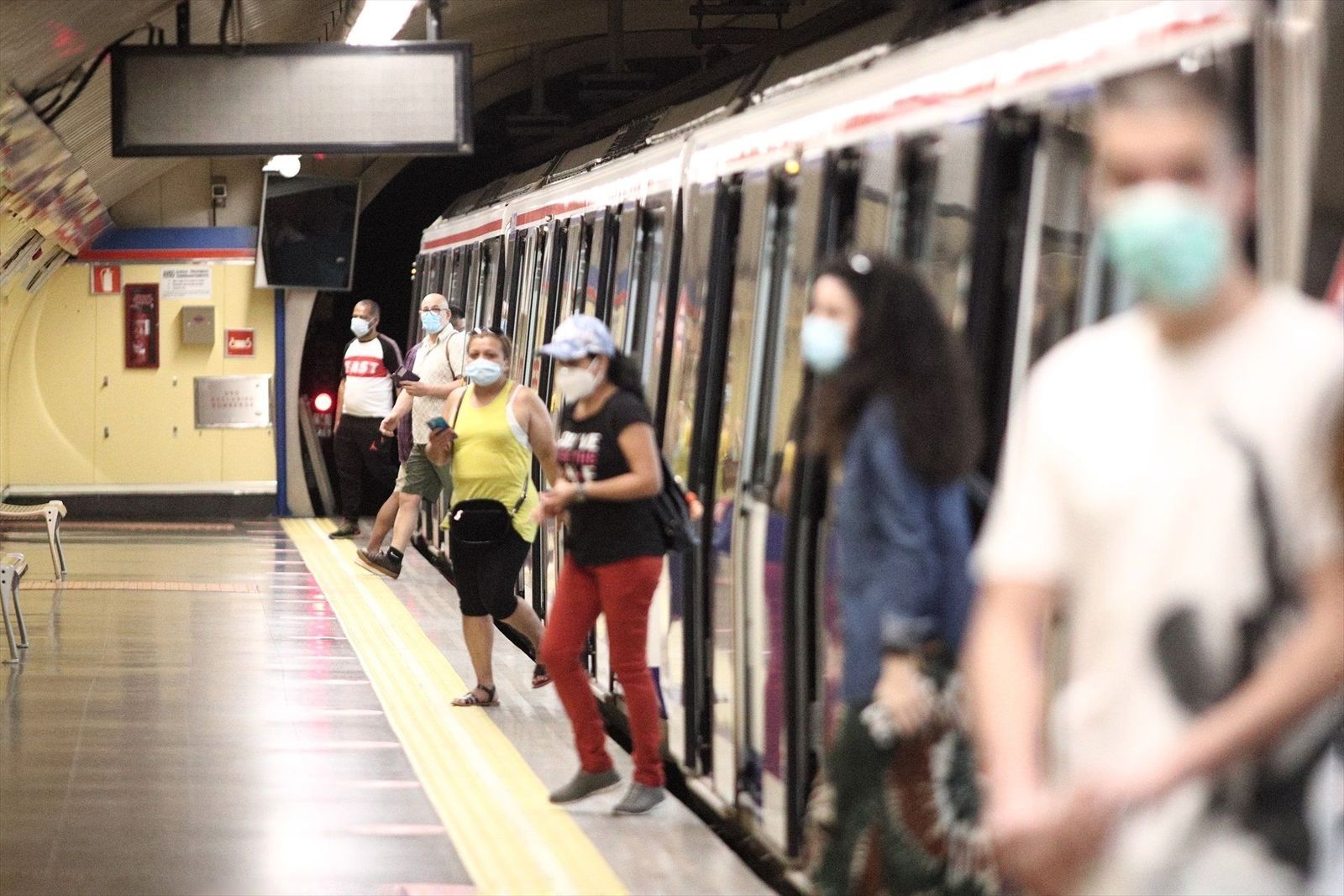 Sanidad esperará la propuesta de los expertos para decidir sobre la eliminación de mascarillas en el transporte