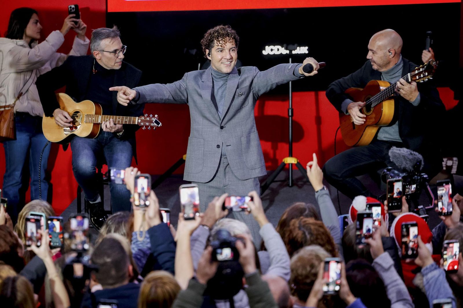 David Bisbal sorprende con un concierto en Sol para inaugurar el Tren de la Navidad de Metro de Madrid