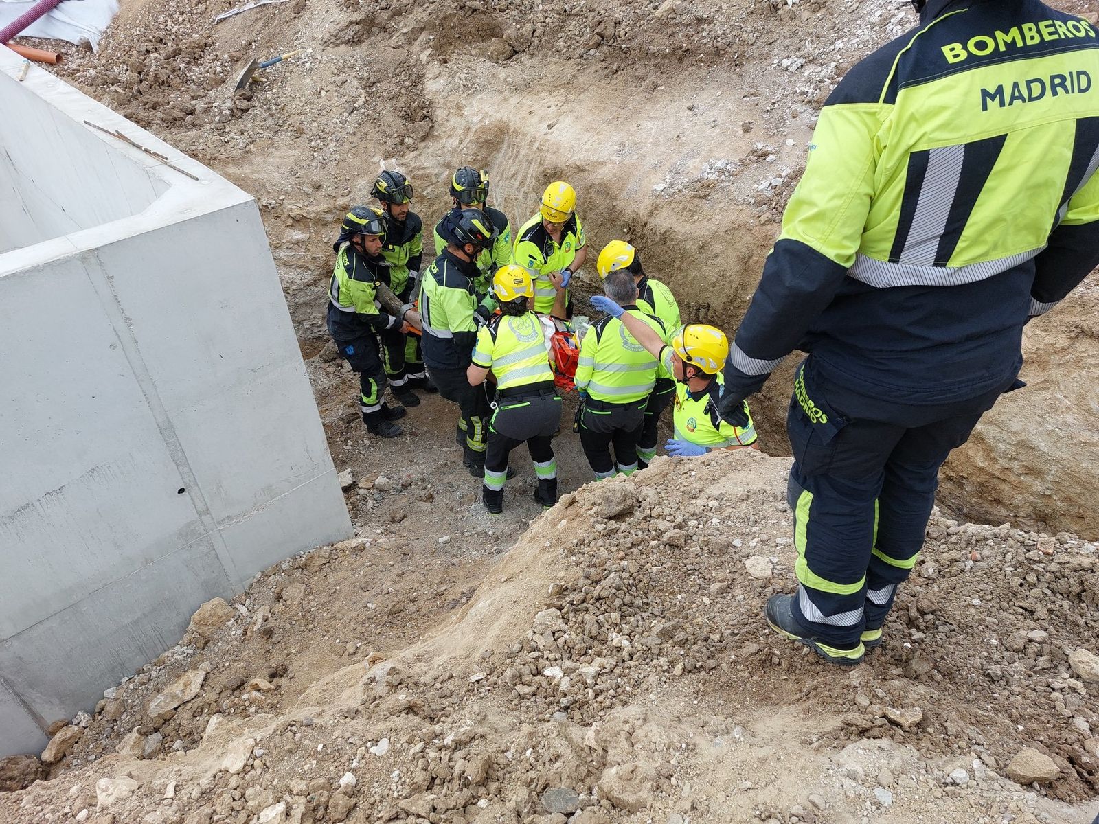 Una persona sufre heridas graves cuando trabajaba en la carretera de Madrid a Rivas