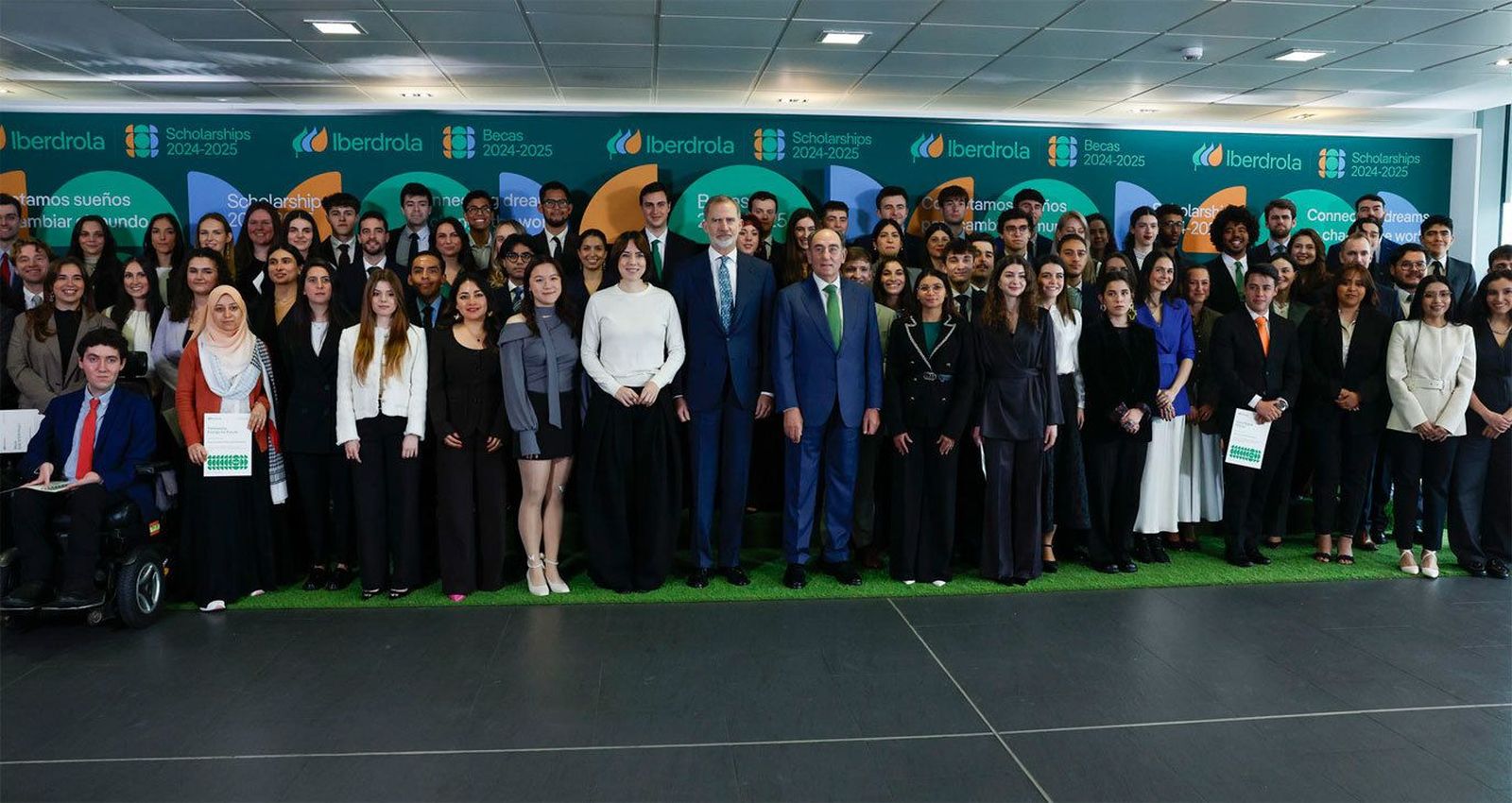 El Rey entrega las Becas Iberdrola para jóvenes altamente cualificados en sectores estratégicos
