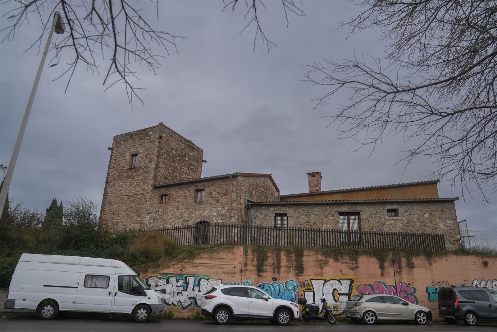 Fachada del antiguo albergue Can Bofí Vell, a 23 de diciembre de 2025, en Badalona, Barcelona,