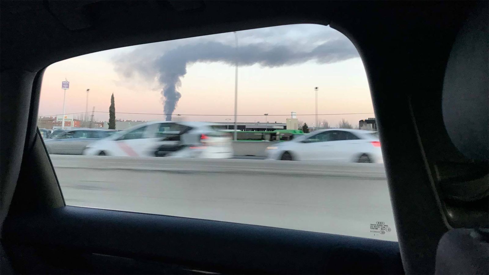 La columna de humo, visible desde la A-2