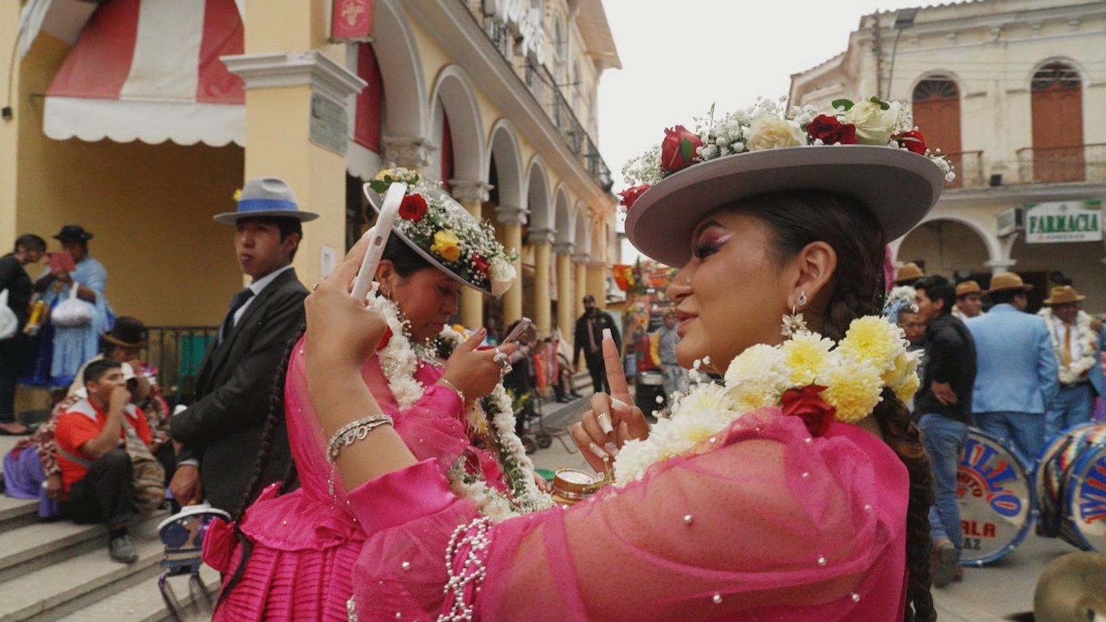 Todos los domingos se ensaya la peregrinación a Urkupiña, donde se bendicen hasta los coches