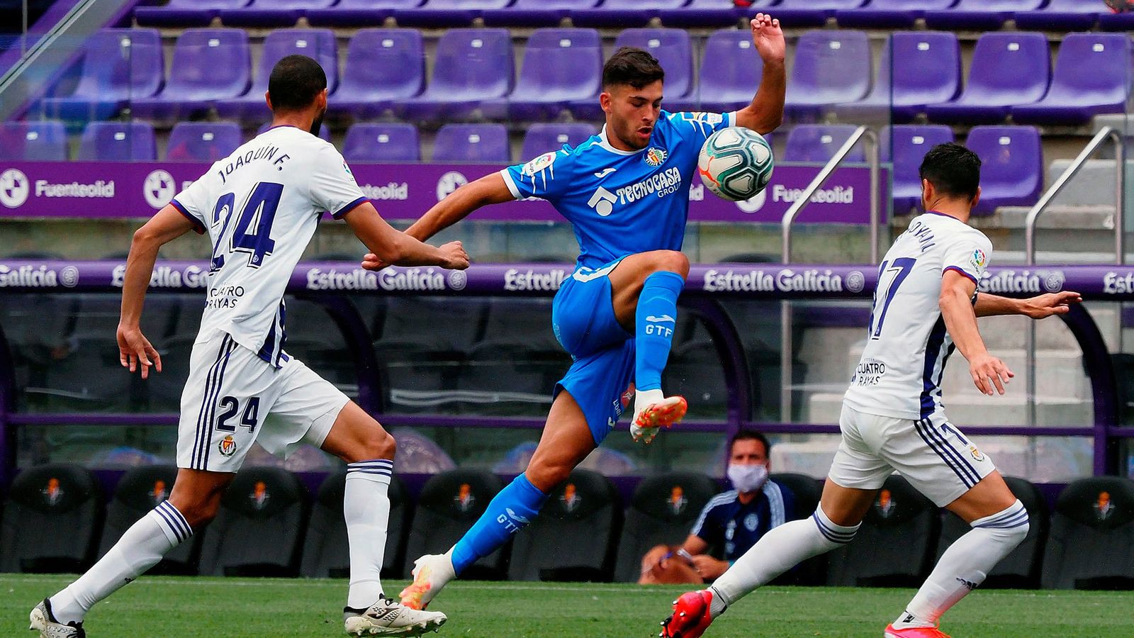 El delantero del Getafe, Hugo Duro, disputa un balón ante el Valladolid