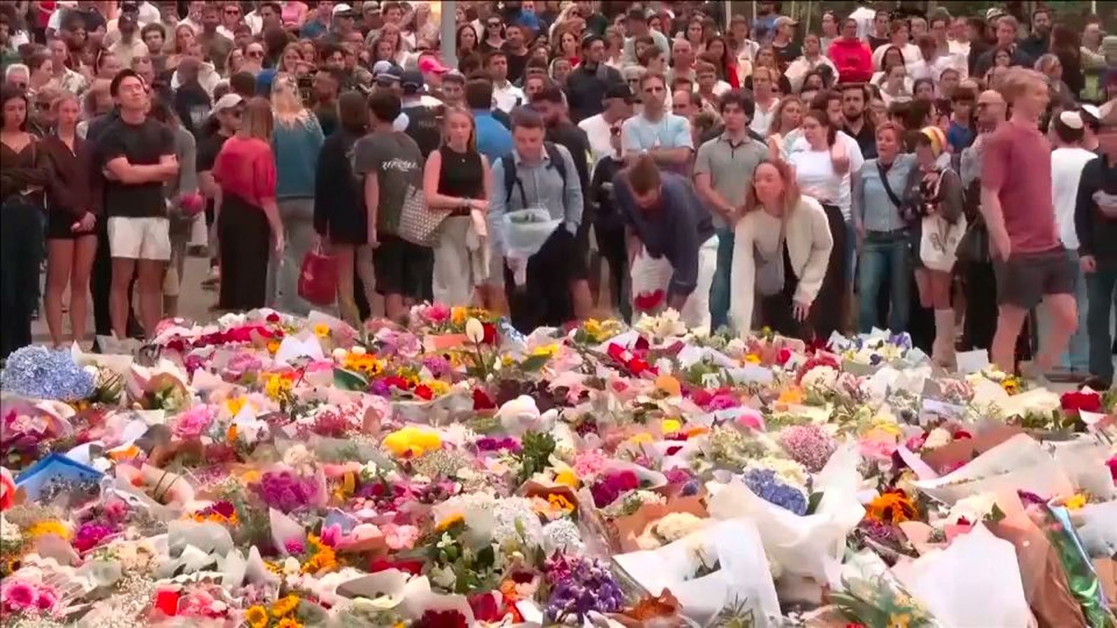 Australia, conmocionada por el atentado antisemita de Sídney: duelo, miedo y un héroe en Bondi Beach