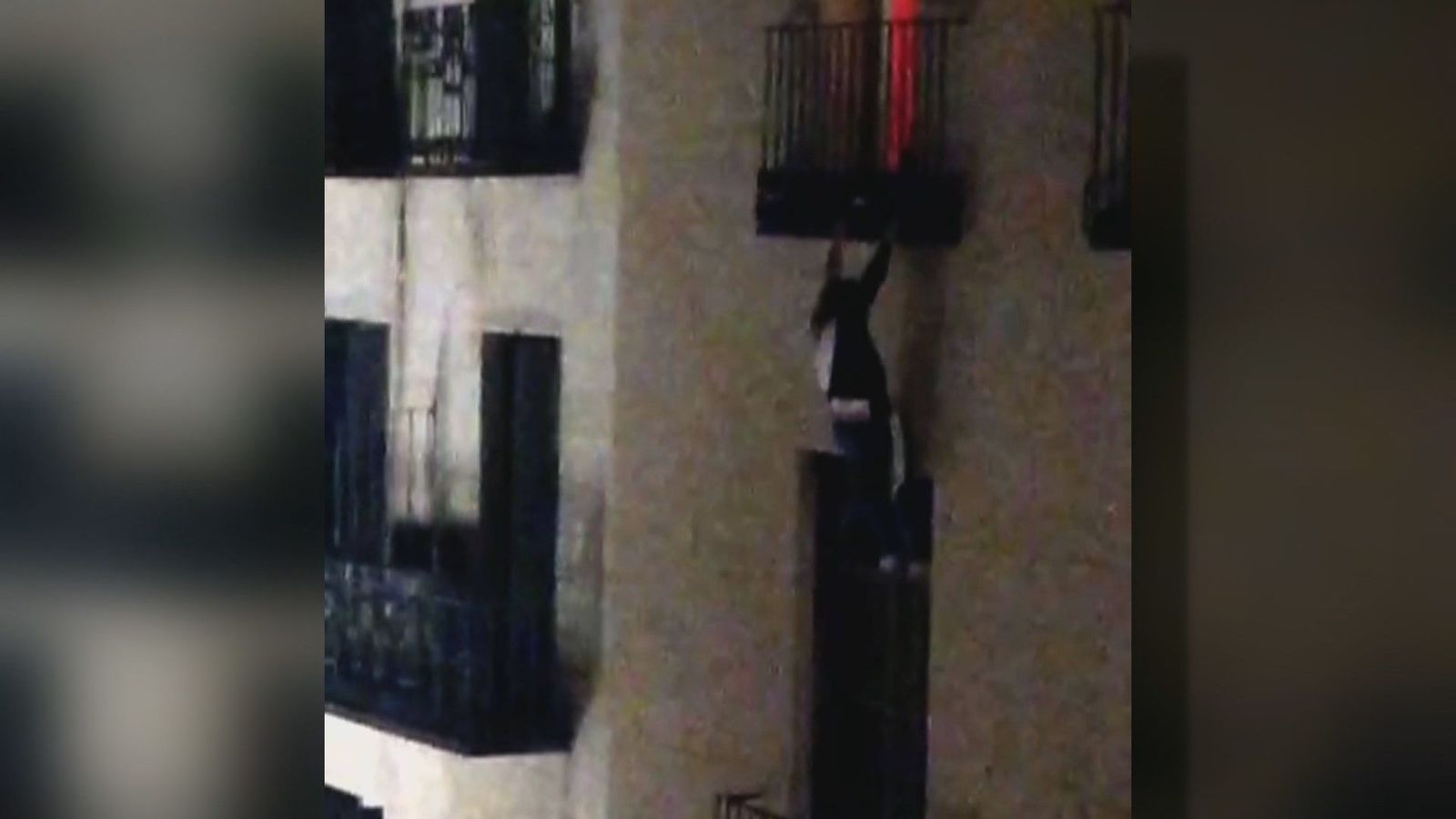 Se descuelga por el balcón de un edificio en la calle Fuencarral huyendo de una discusión