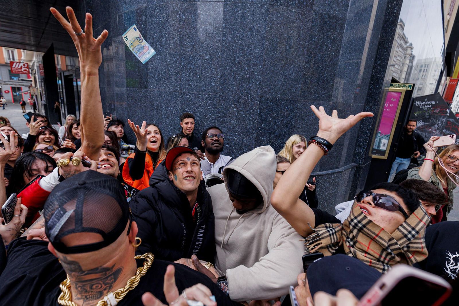El cantante de trap Yung Beef regala hasta 5.000 euros en billetes lanzados al aire en Callao