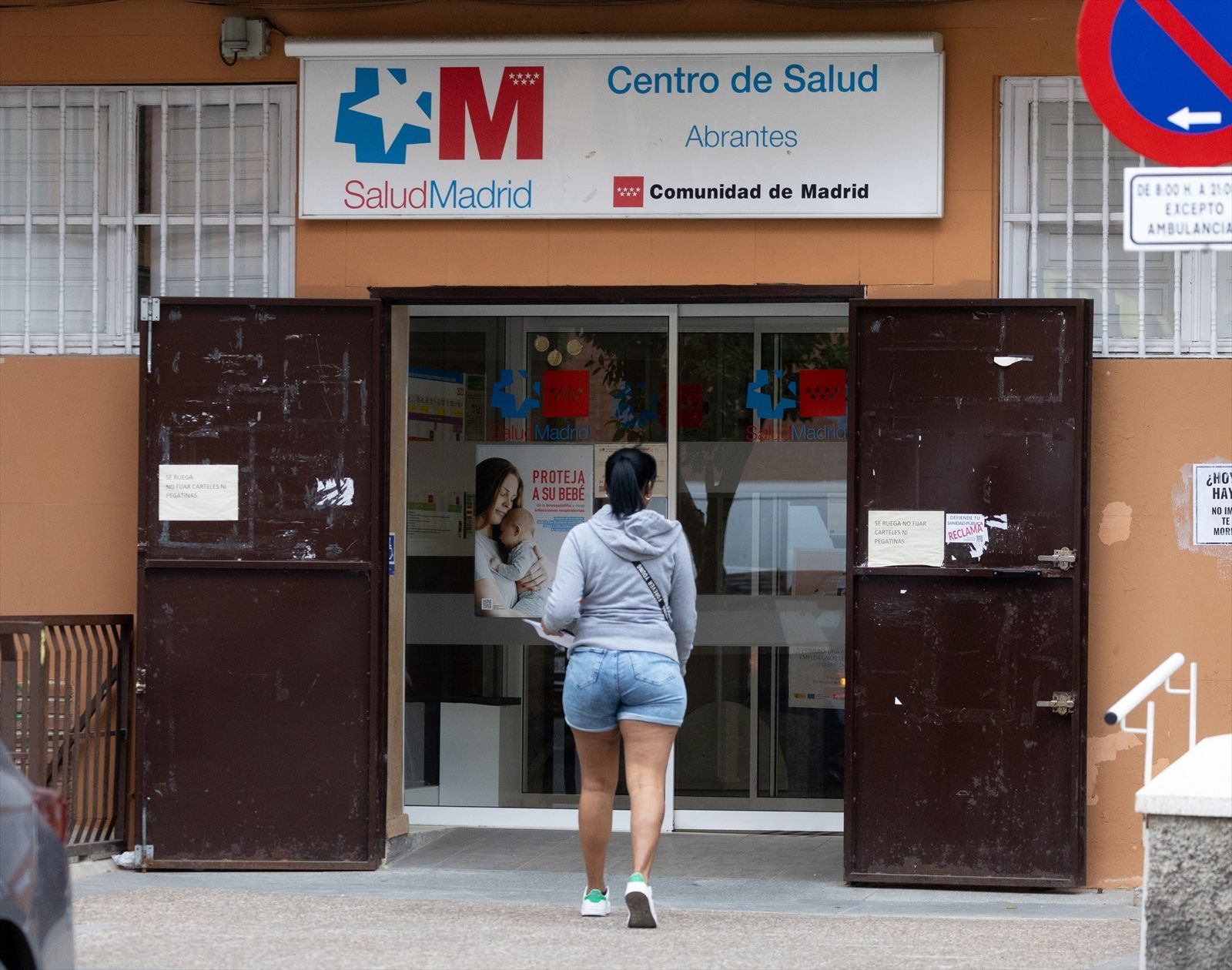 Una mujer entra al Centro de Salud de Abrantes, en Madrid