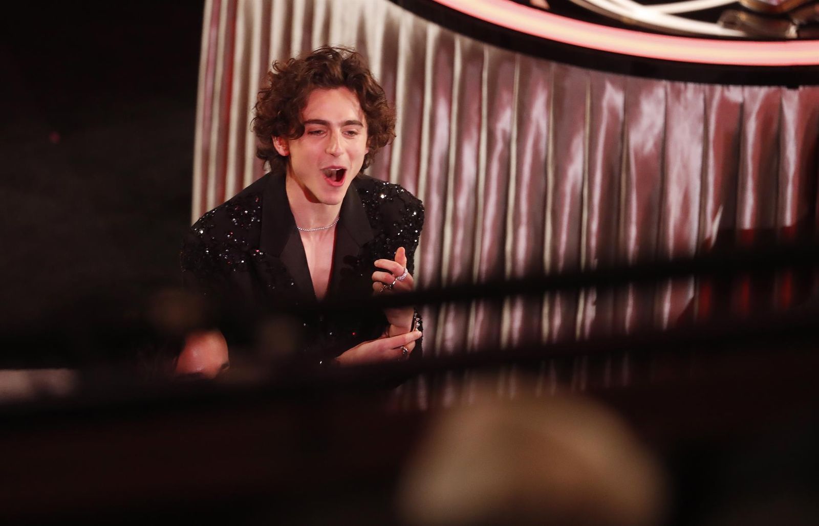 El actor estadounidense Timothee Chalamet reacciona cuando 'Dune' gana el Oscar a los mejores efectos visuales durante la 94ª ceremonia anual de los Premios de la Academia en el Dolby Theatre de Hollywood, Los Ángeles.