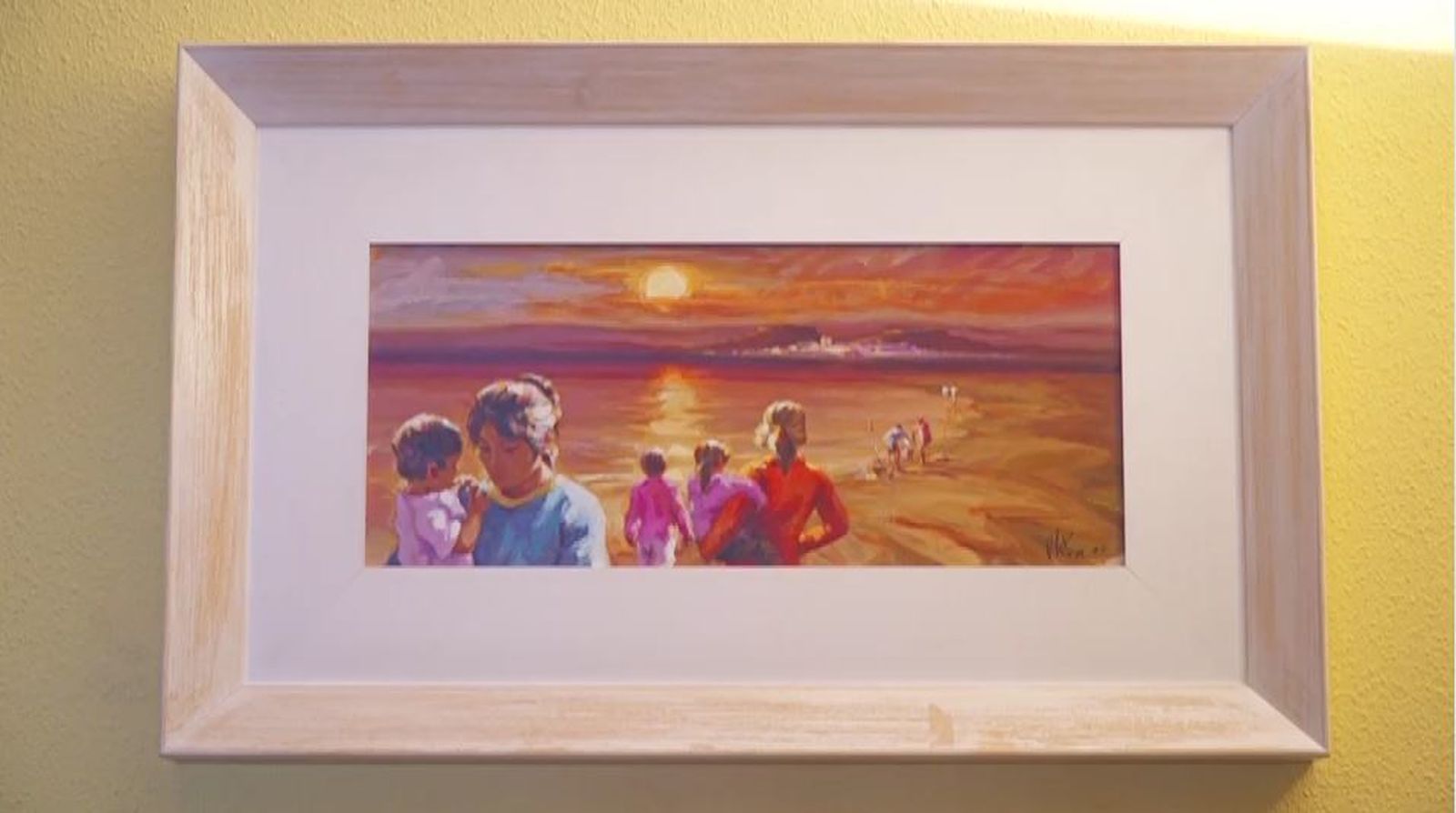 Sobre la pared, un cuadro que encargó a un pintor de Ayamonte: Rafael Oliva. Tenía que estar relacionado con la infancia.