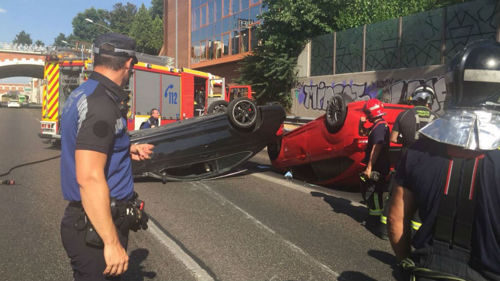 Dos heridos leves al volcar sendos coches en la salida de Madrid por la A-2