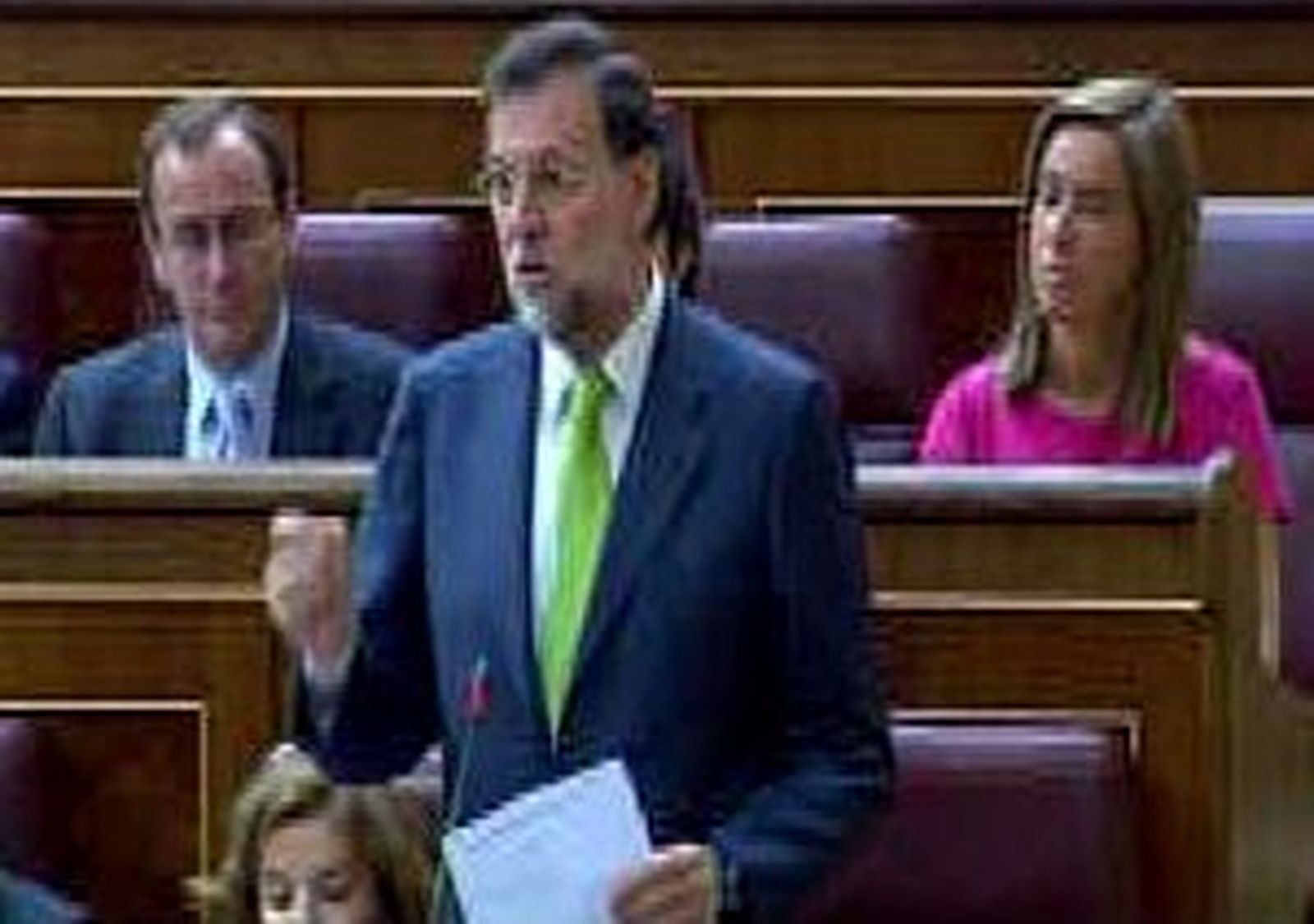 Zapatero desmiente "radicalmente" los recortes  sociales y Rajoy le dice que "no falte a la verdad"