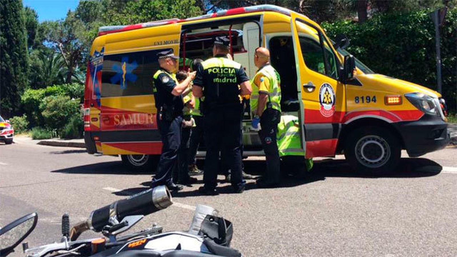 Sanitarios del SAMUR y Piolicias ante la moto accidentada