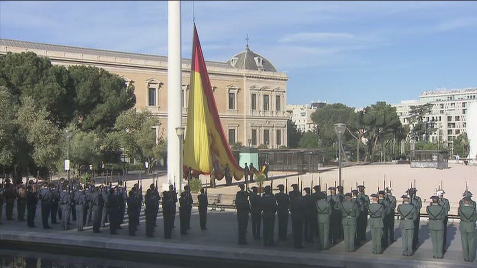 Carmena preside el izado de la bandera en Colón por San Isidro