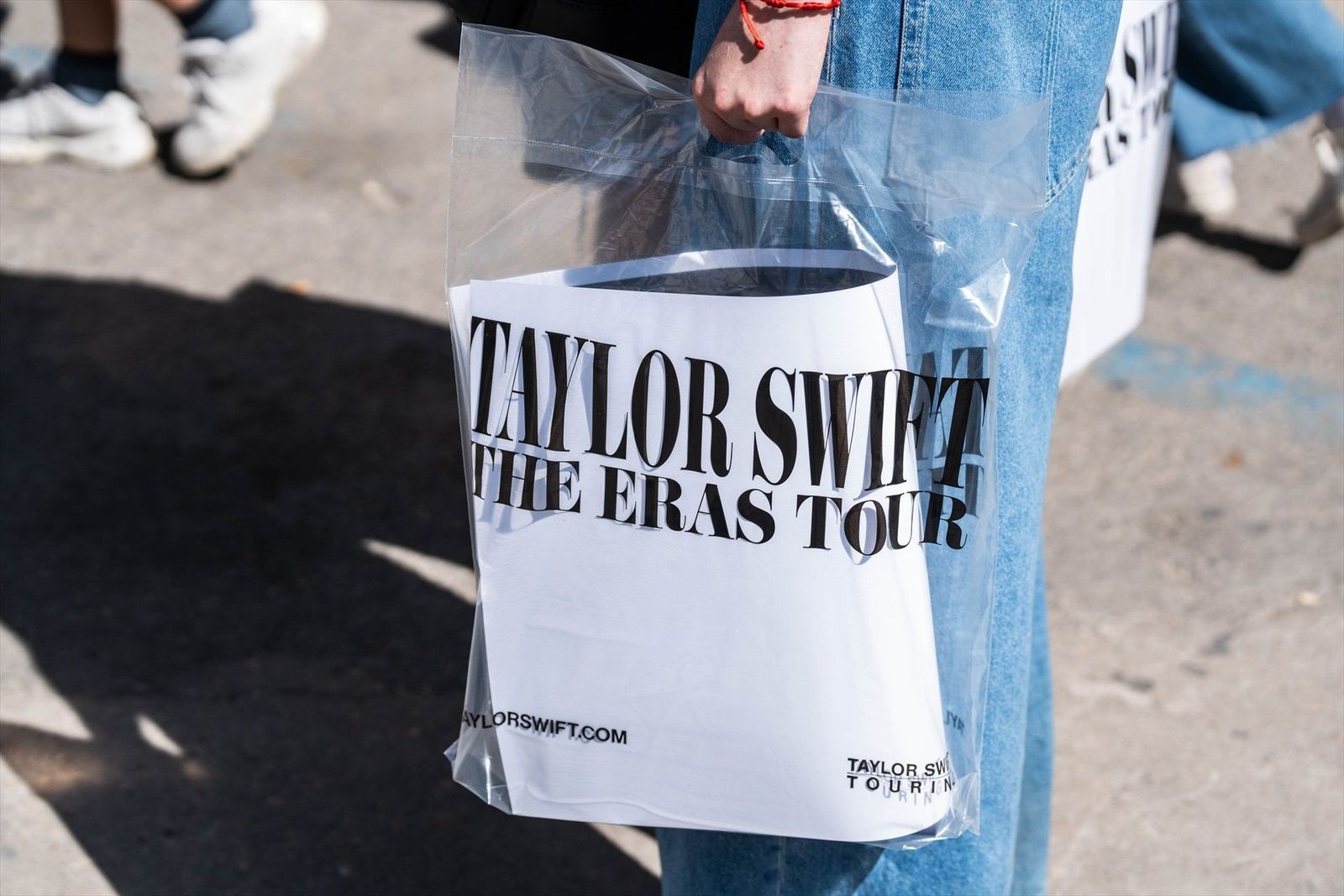"Me he dejado los ahorros", "es una sacadineros"... comprar merchandising de Taylor Swift mientras se hace cola para el concierto