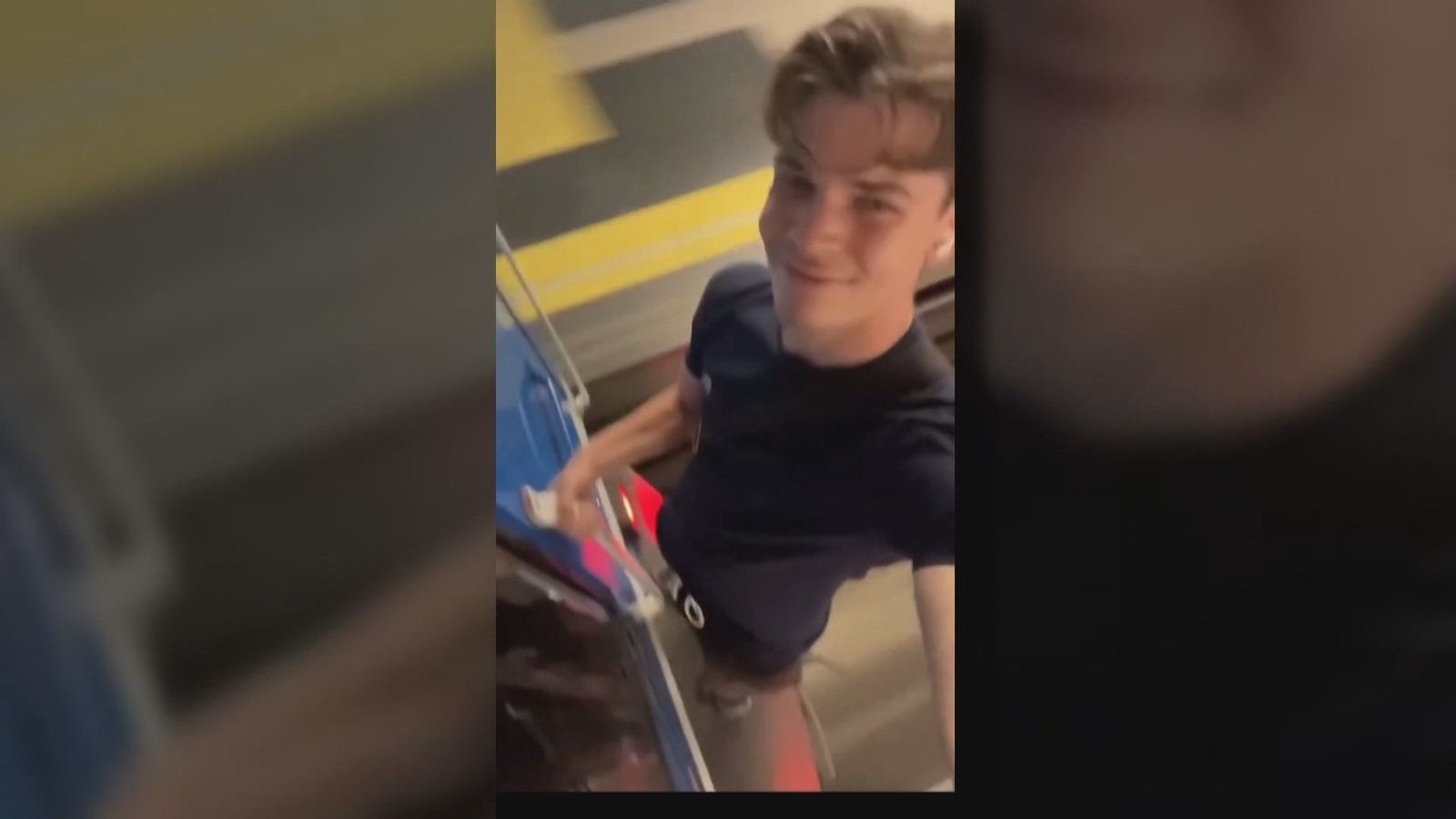 Jugarse la vida por unos 'likes': un joven se graba colgado de un vagón del metro en Madrid