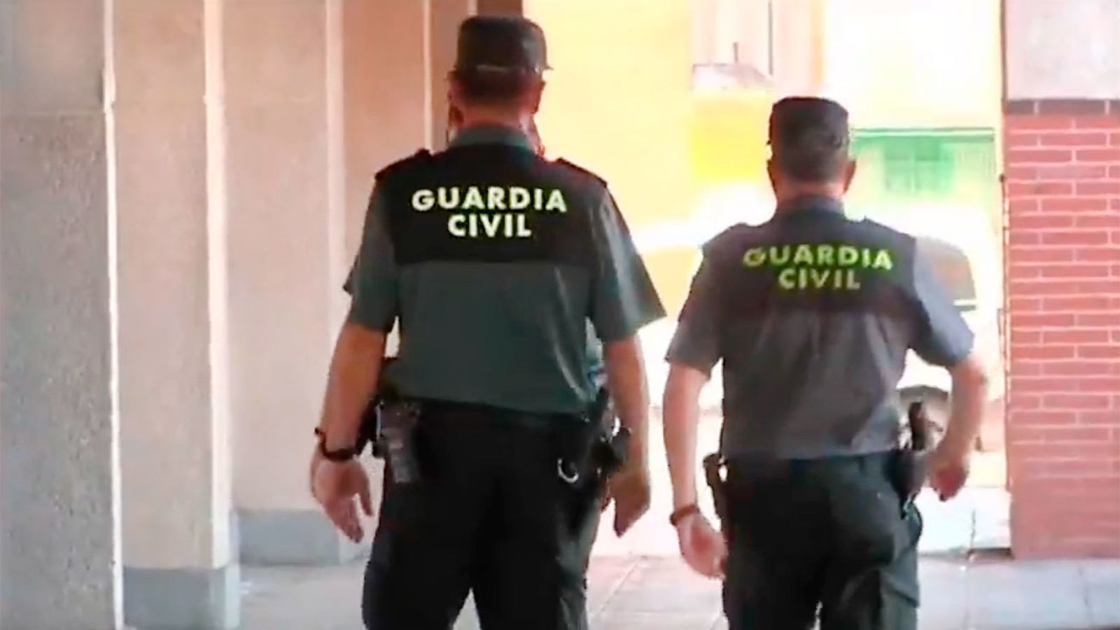 Dos agentes de la Guardia Civil