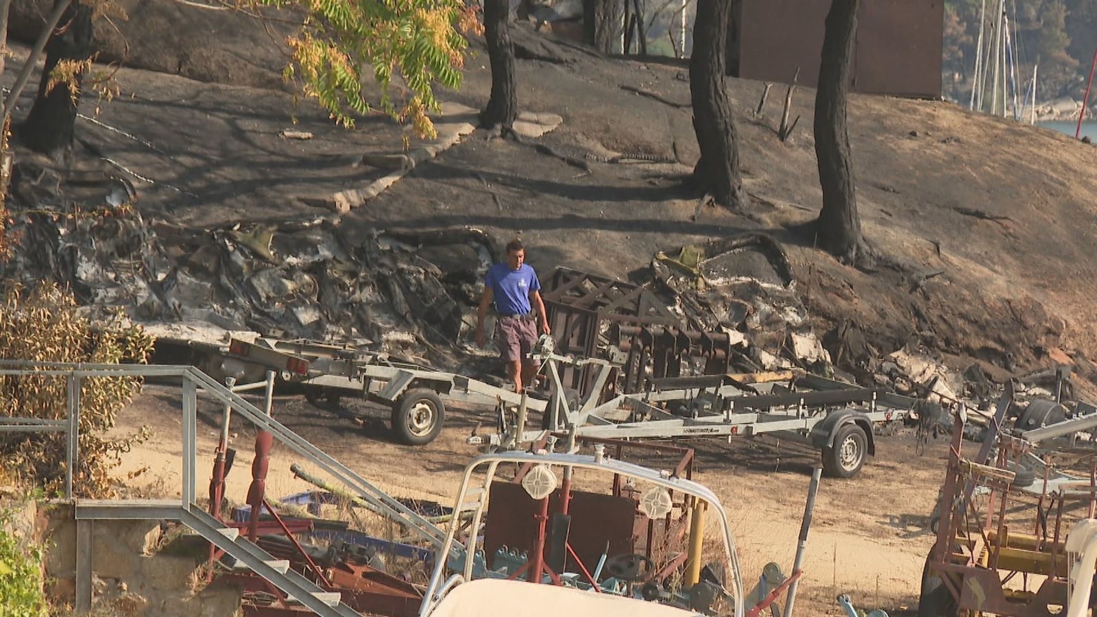 Embarcaciones tras el paso del incendio por el pantano de San Juan