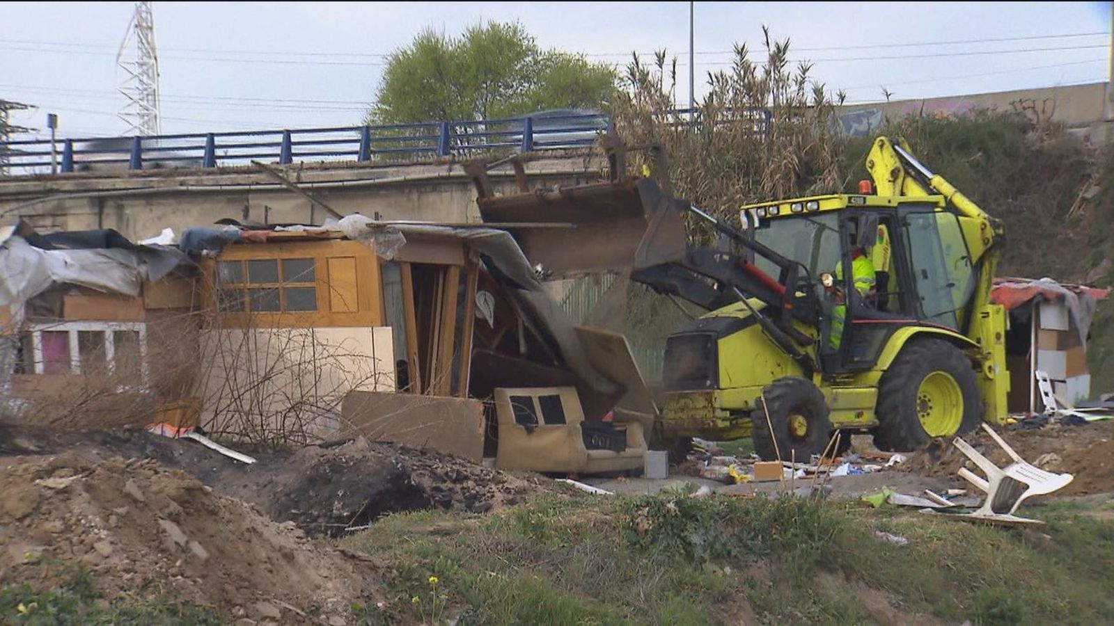 Demolición de una vivienda con una excavadora