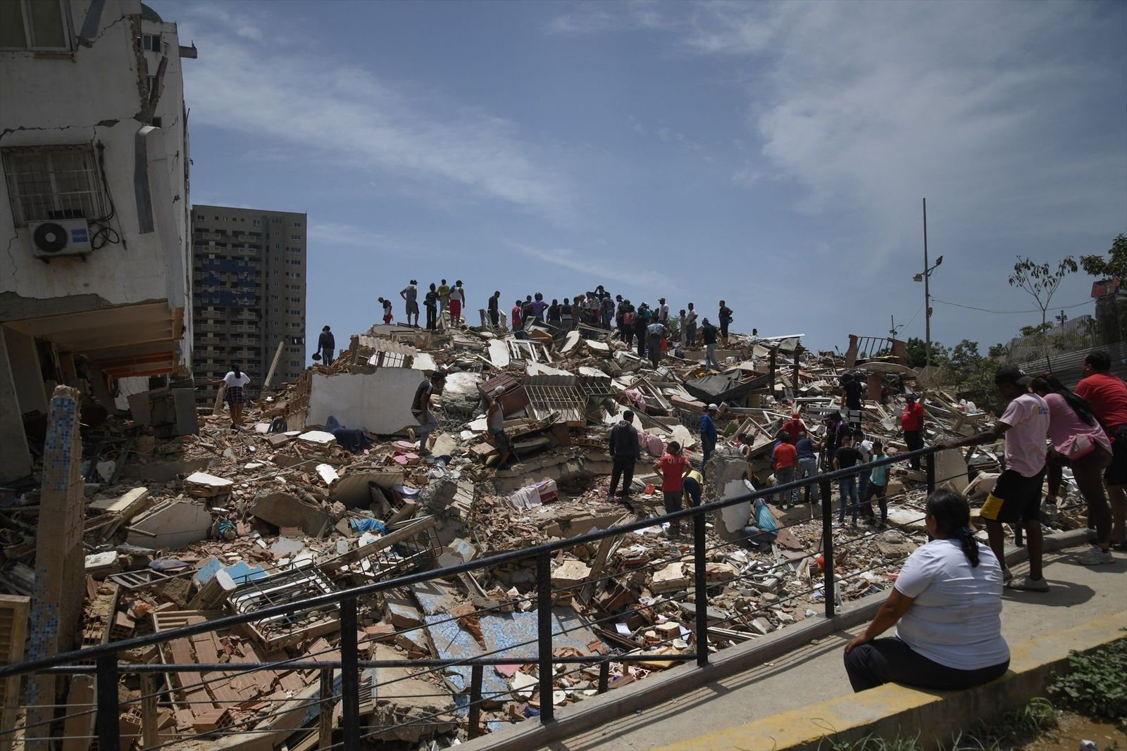 Continúan los rescates y la llegada de ayuda humanitaria a Venezuela entre miedo y desolación