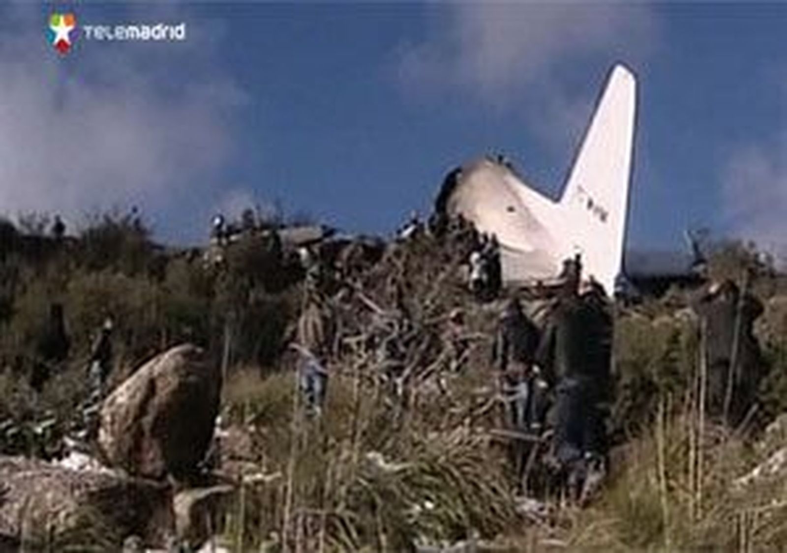 Confirman 76 muertos y un superviviente en el accidente aéreo en Argelia
