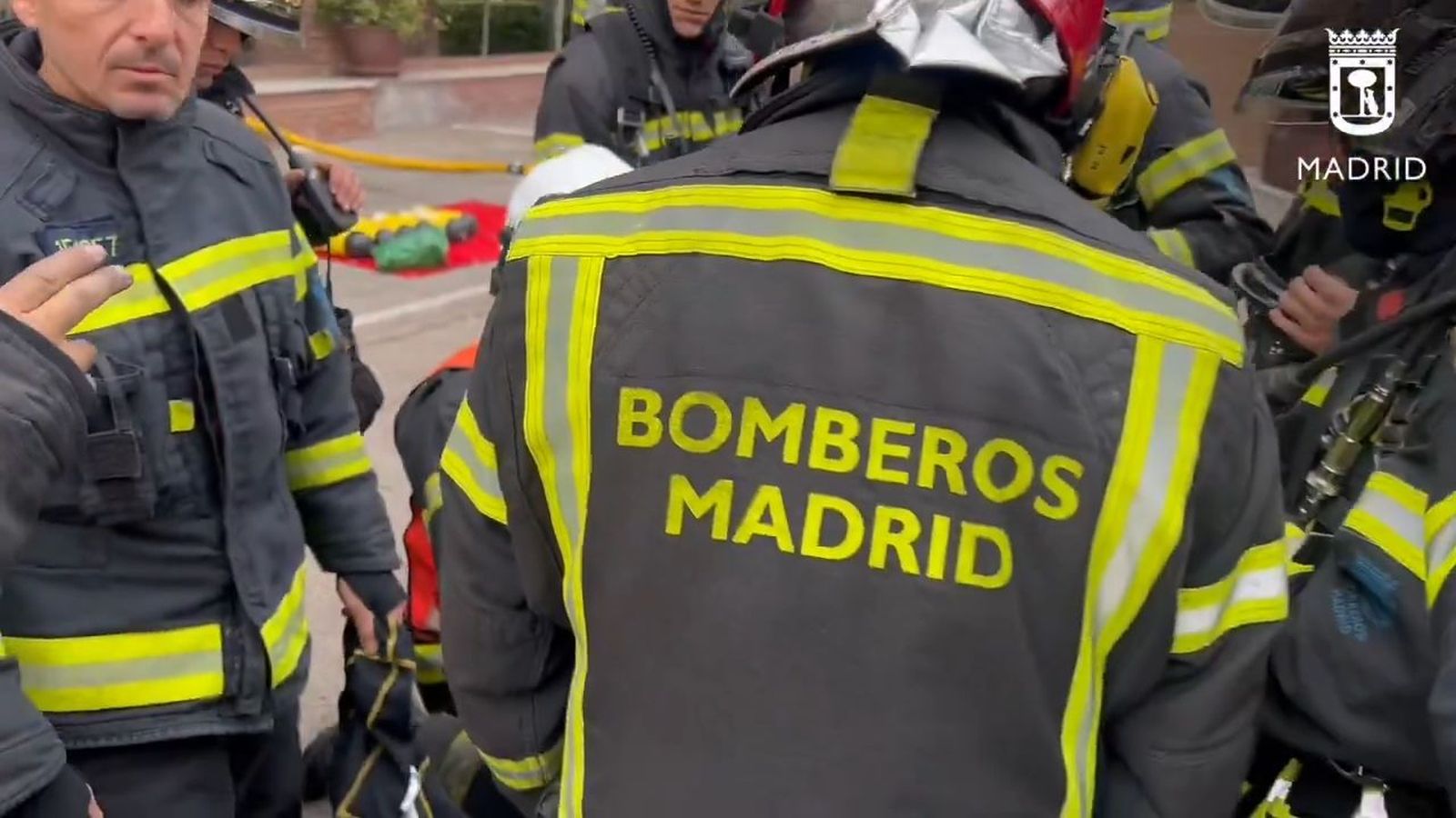 Incendio en un garaje de Fuencarral: rescatan a un hombre intoxicado y hay dos coches calcinados por el fuego