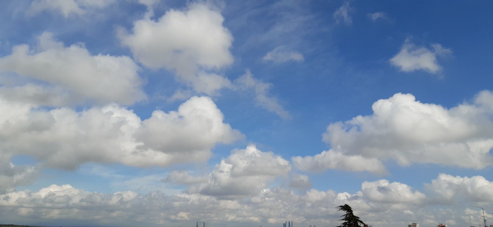 Nubes y claros sobre Madrid