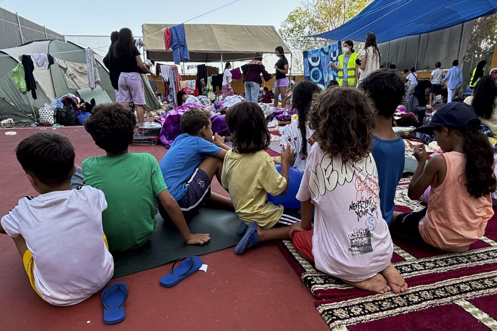 El Gobierno trabaja en el traslado urgente de 500 niñas migrantes desde Ceuta