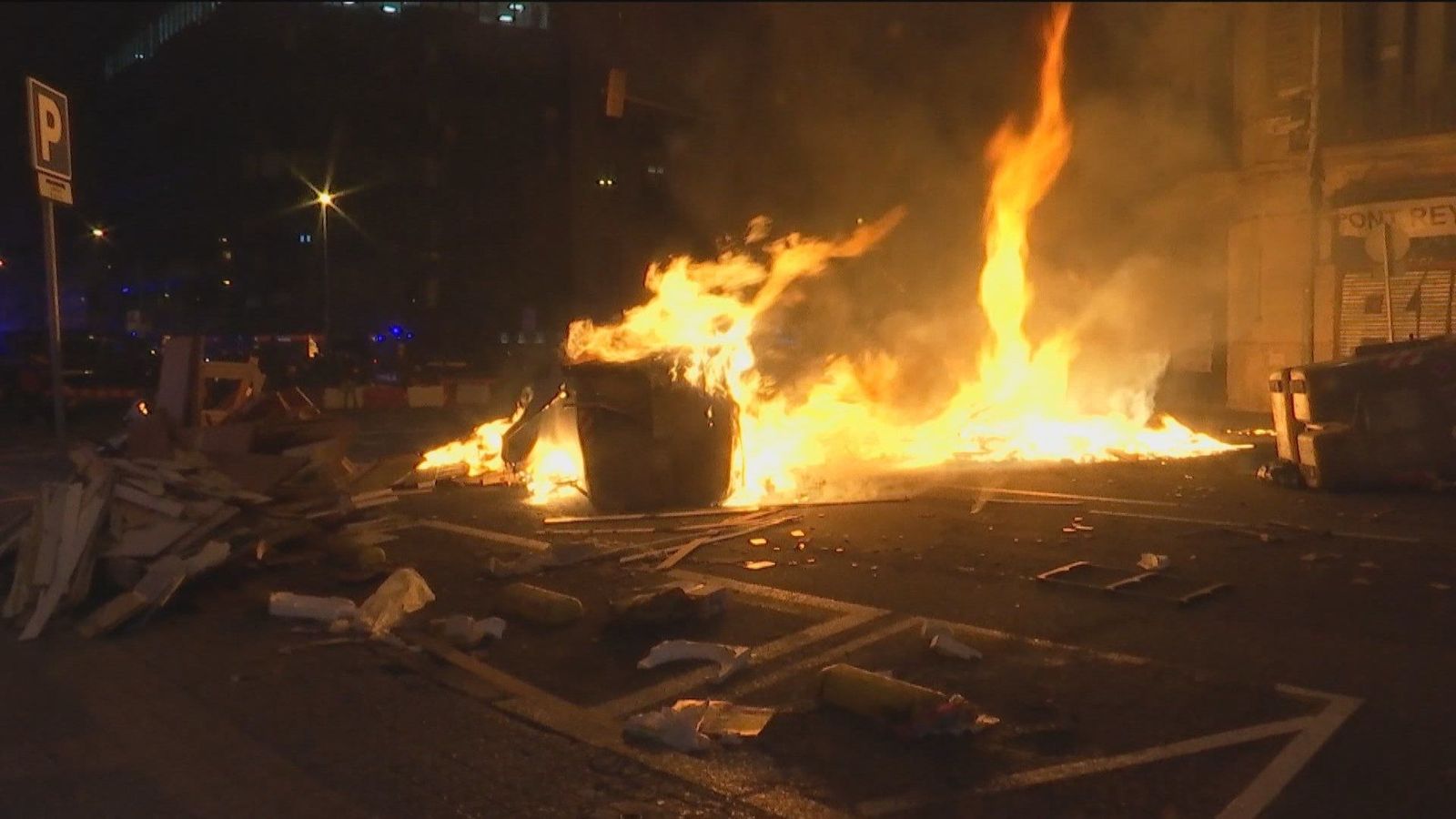 Piedras, barricadas y lanzamiento de objetos en otra violenta noche de altercados en Cataluña