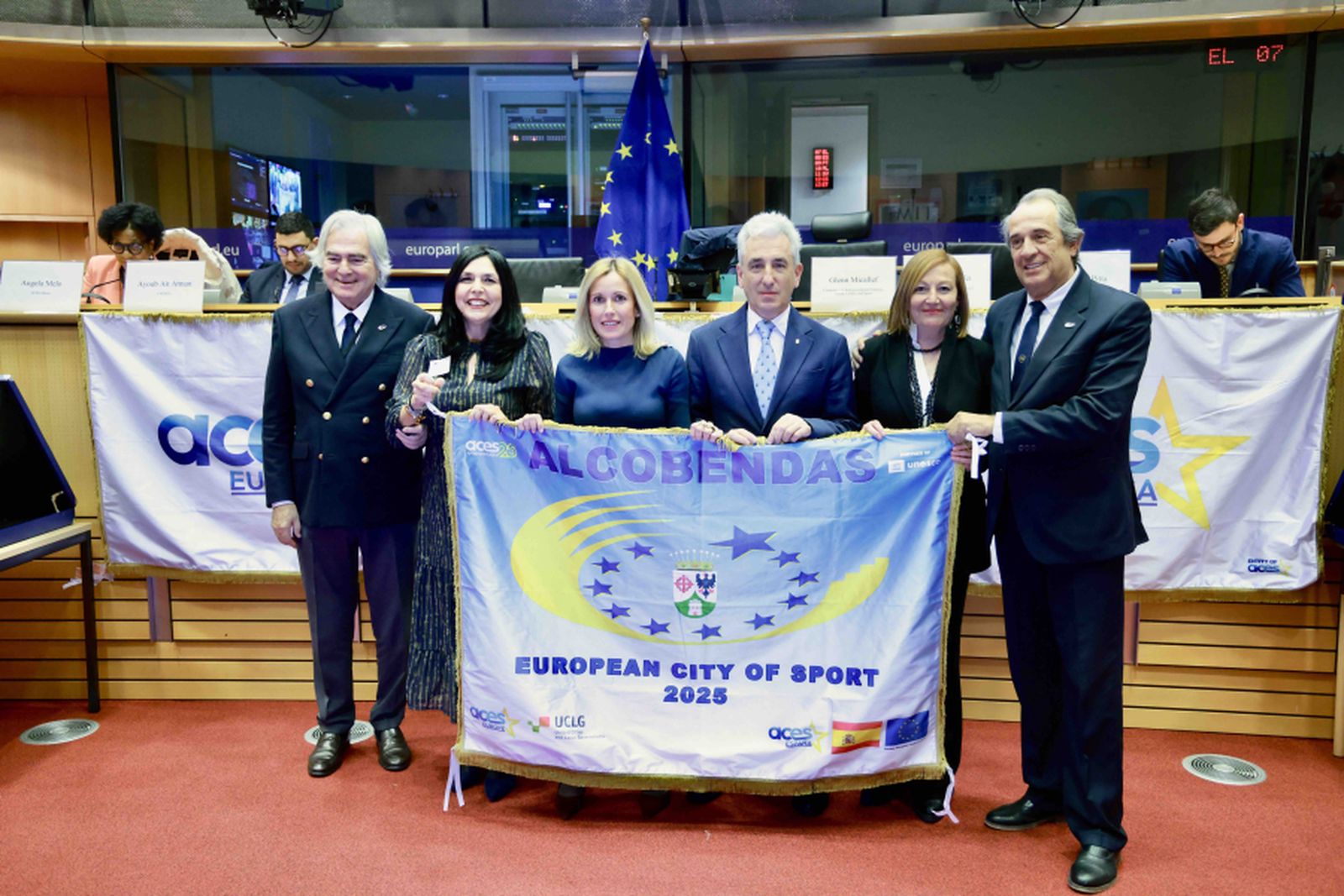 La delegación de Alcobendas recibe la bandera como ‘Ciudad Europea del Deporte 2025’