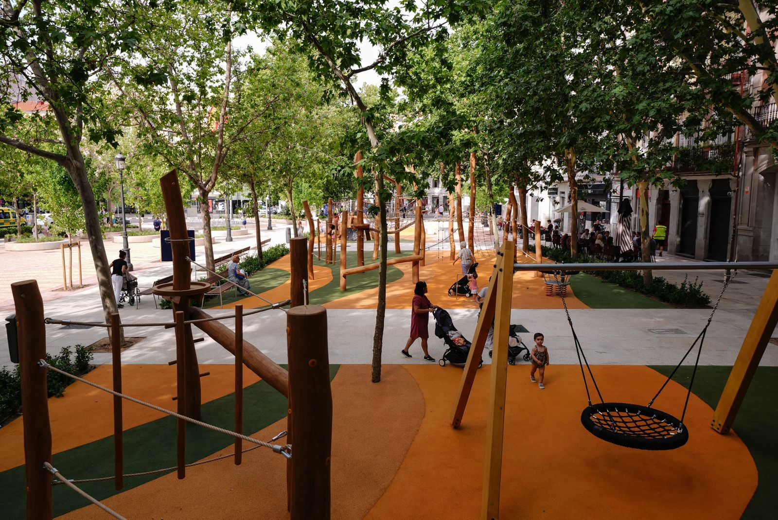 Almeida visita la remodelada plaza de Chamberí