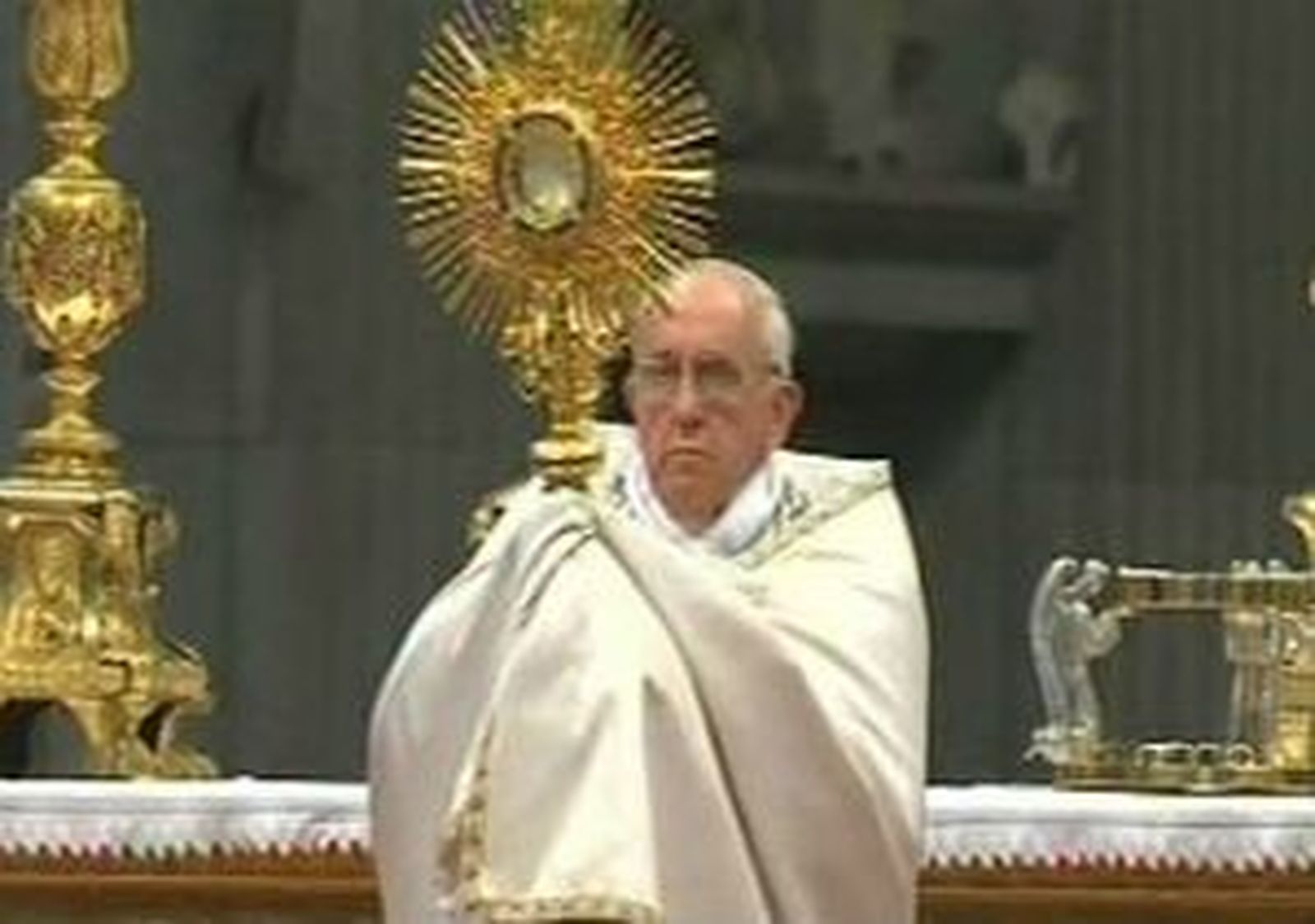 Rouco Varela oficia la misa del Corpus Christi bajo el lema 'Cristo está aquí'