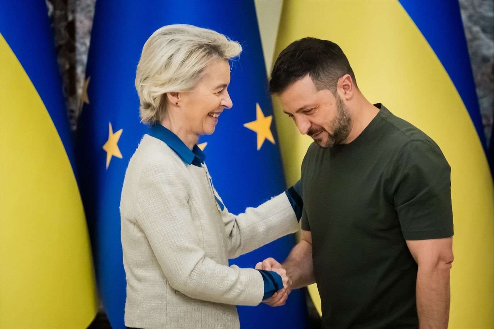 Ursula von der Leyen, presidenta de la Comisión Europea con el presidente de Ucrania, Volodimir Zelenski.