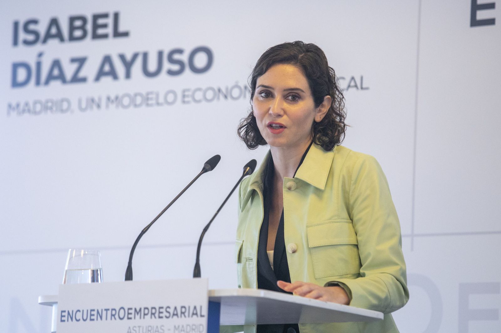 Ayuso mantiene que el Gobierno quiere prohibir el vino y traslada su compromiso absoluto con la hostelería