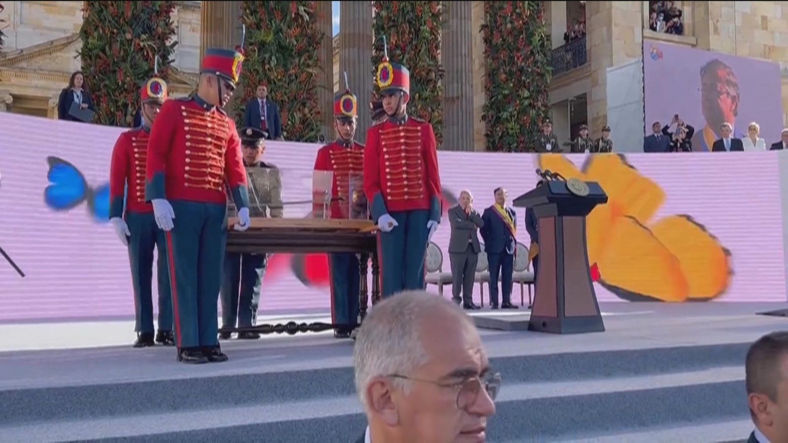 El protocolo no indicaba que Felipe VI tuviera que levantarse ante la espada de Bolivar al no ser un símbolo nacional
