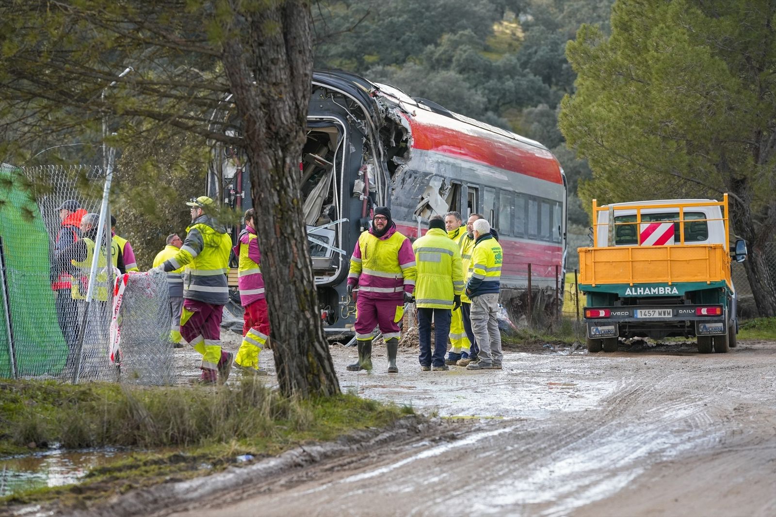 Trabajadores en el lugar del accidente ferroviario de Adamuz