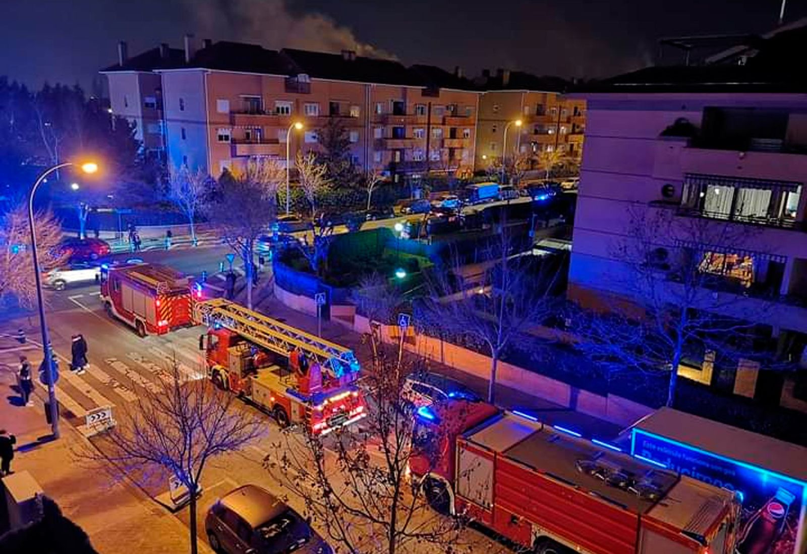 Bomberos de Madrid trabajan en las labores de extinción de un incendio declarado en un edificio residencial de Boadilla del Monte