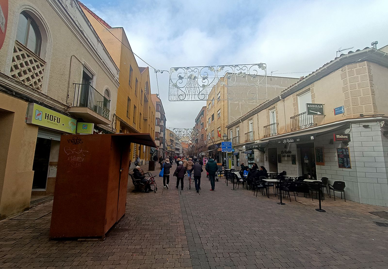 Una calle de Leganés con adornos navideños