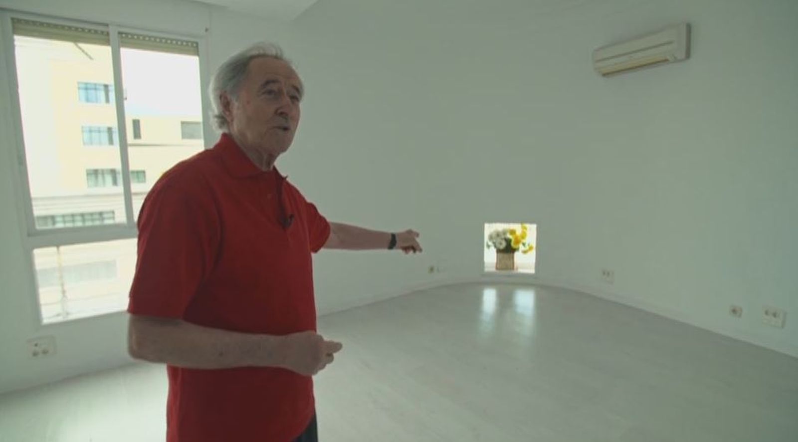 Y la casa conserva una anécdota: esa ventanita es el hueco que dejó un obús al incrustarse en la pared durante la Guerra Civil.