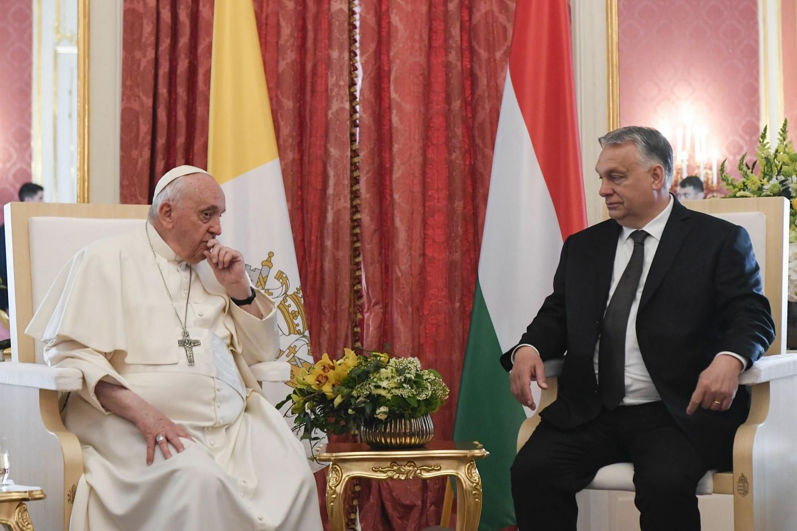 El Papa desde Hungría: "¿Dónde están los esfuerzos para la paz en Ucrania?"