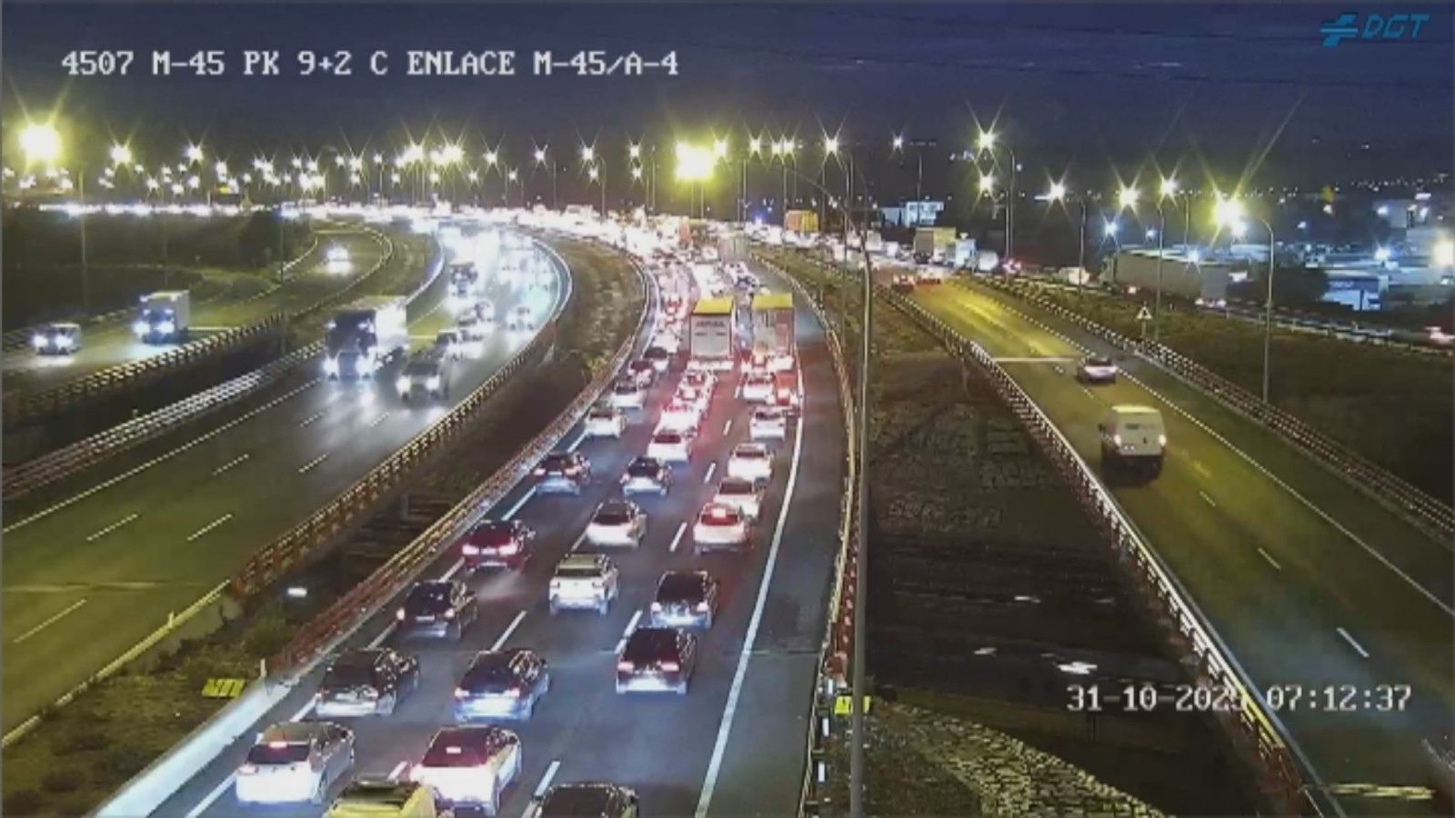 Un accidente múltiple causa un gran atasco en la M-45 en sentido A-3