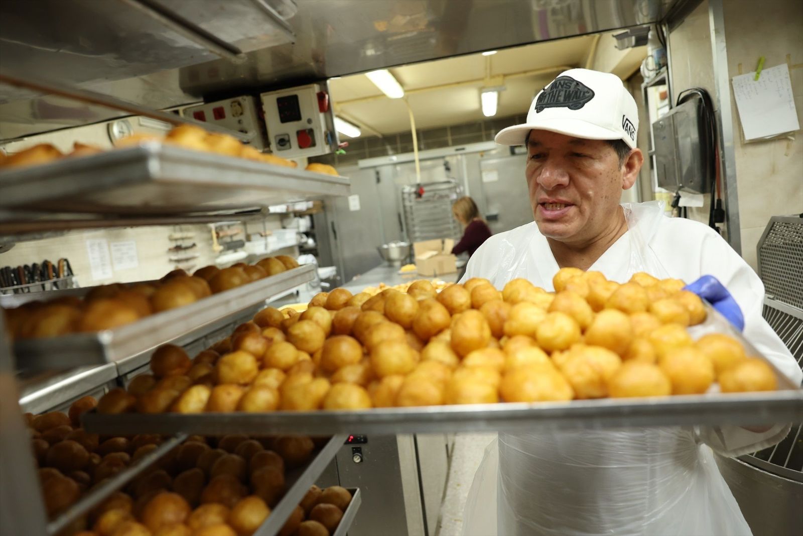 Las pastelerías prevén vender más de 465.000 kilos de buñuelos, huesos de santos y otros dulces típicos por Todos los Santos