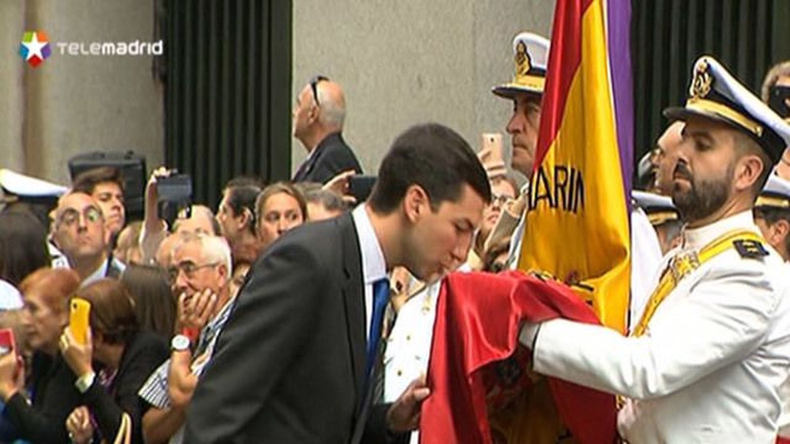 400 civiles juran la bandera
