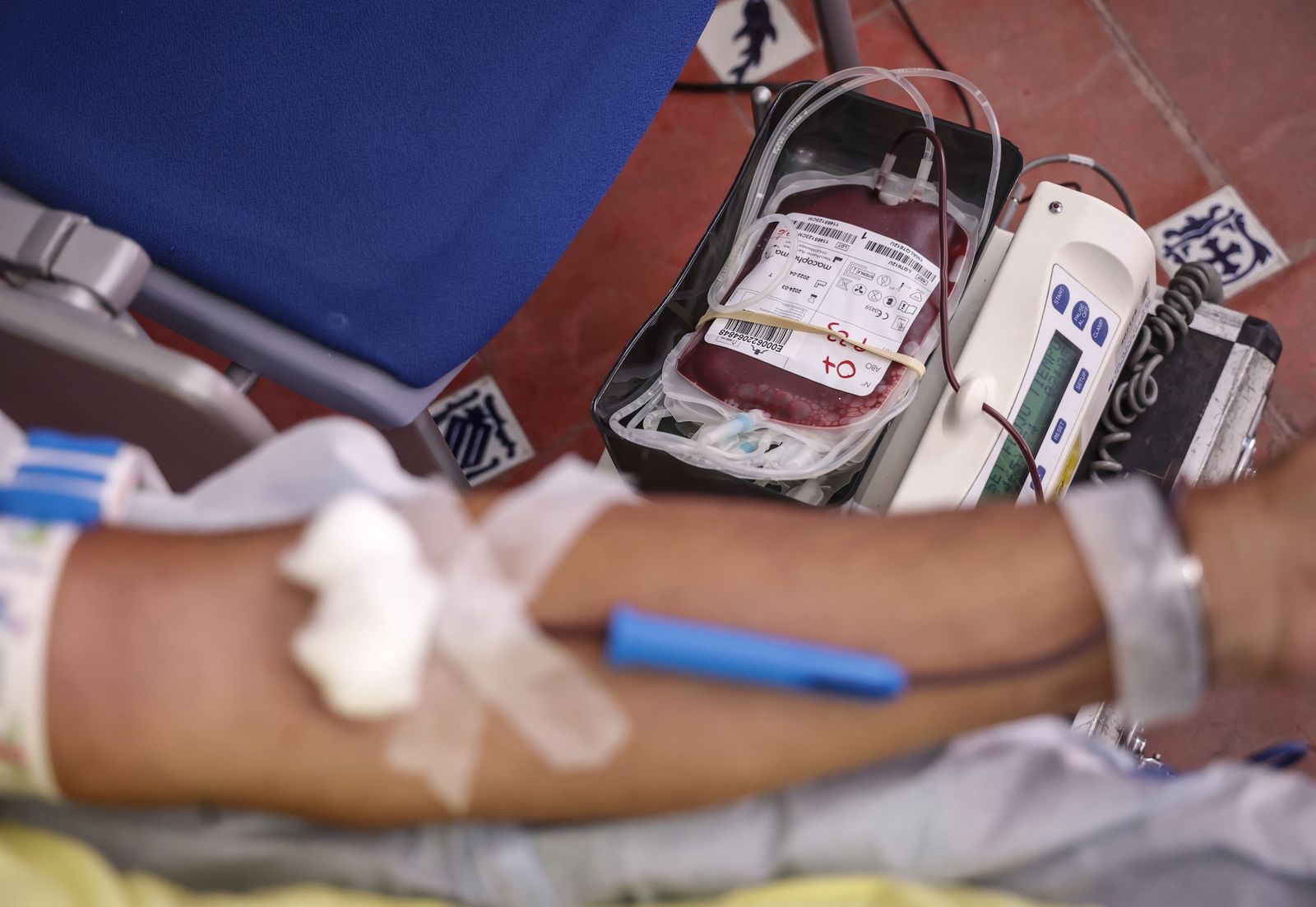 Una persona dona sangre en un hospital