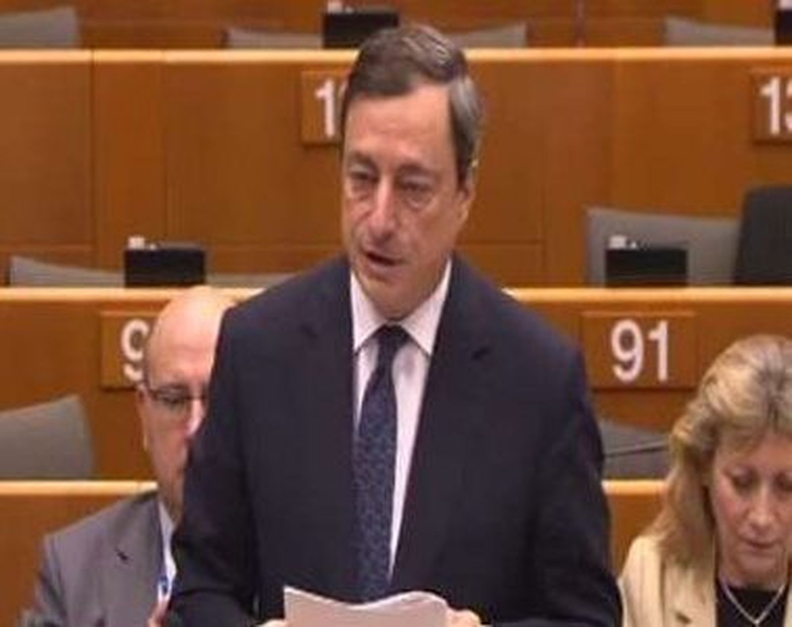 Draghi rechaza que el BCE intervenga con más fuerza en la compra de bonos soberanos