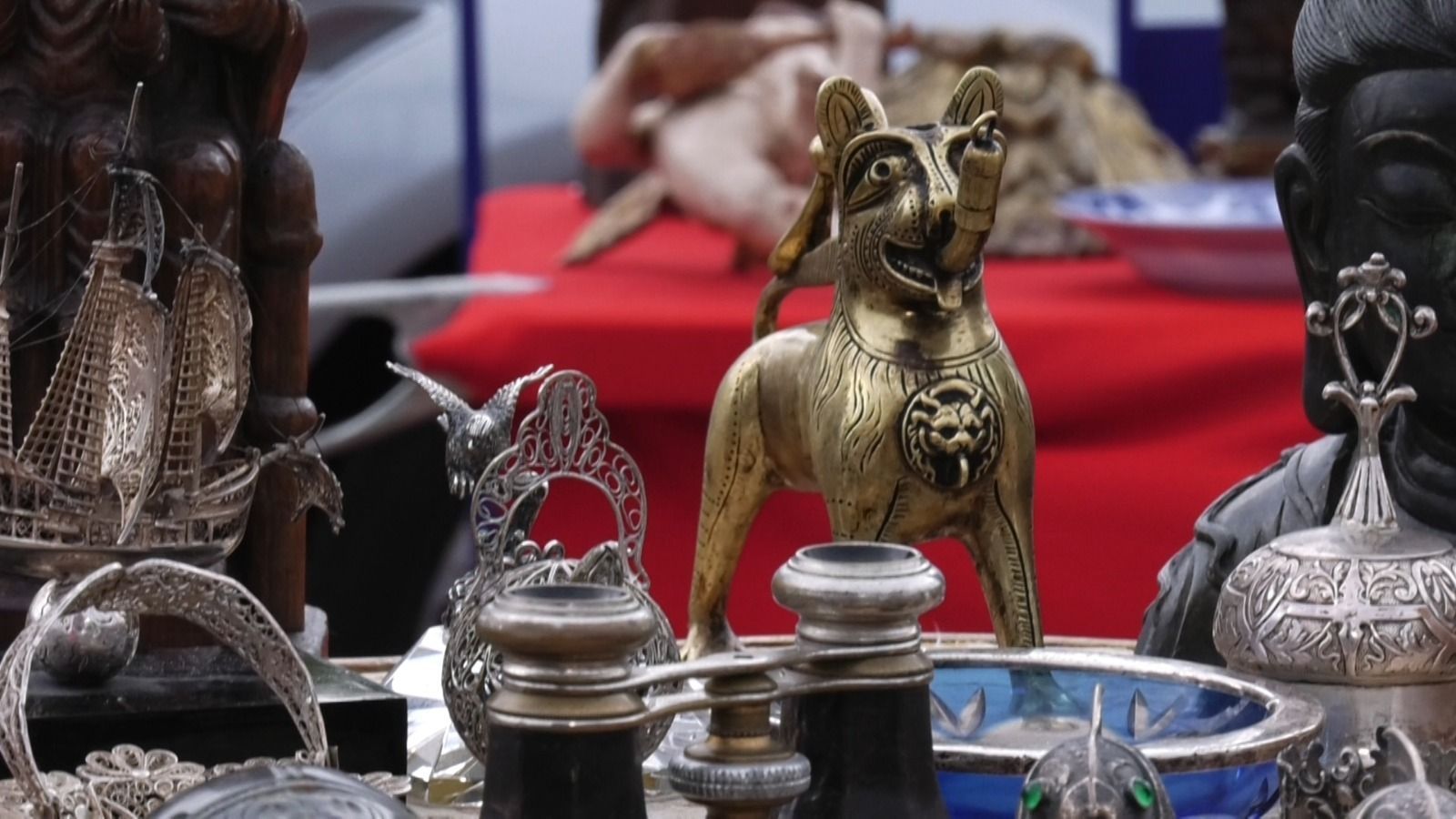 Venta de antigüedades y muebles vintage a pie de camión en Las Rozas