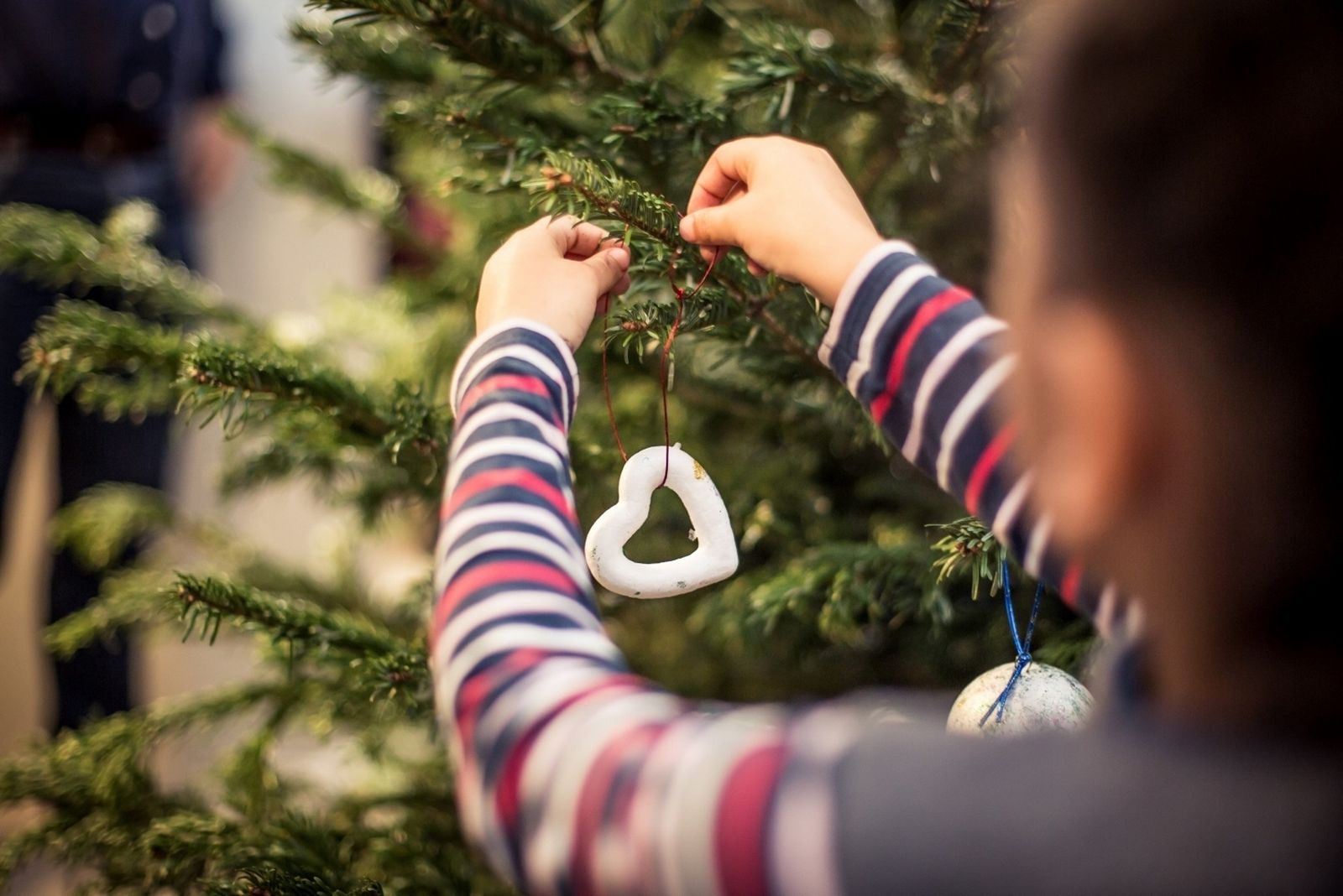 Niño quitando los adornos del árbol
