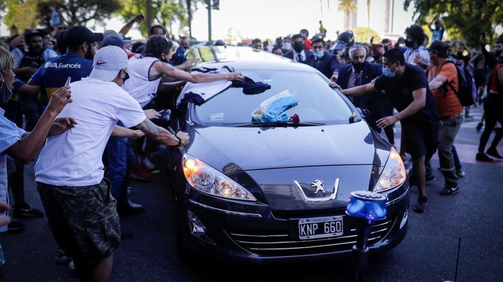 Coche fúnebre con el féretro de Maradona