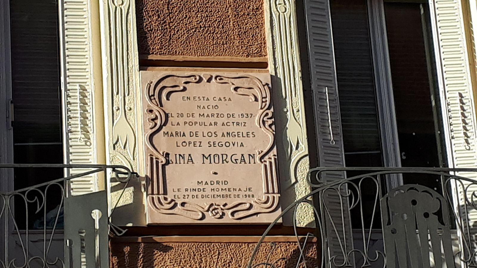 Placa en recuerdo de la actriz Lina Morgan, en la Calle de Don Pedro 4